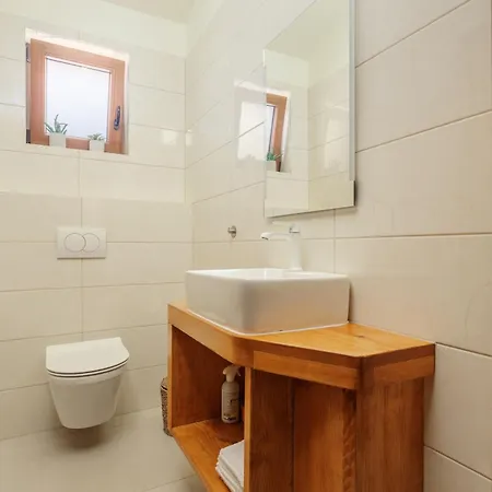 Alora Zadarvillas *